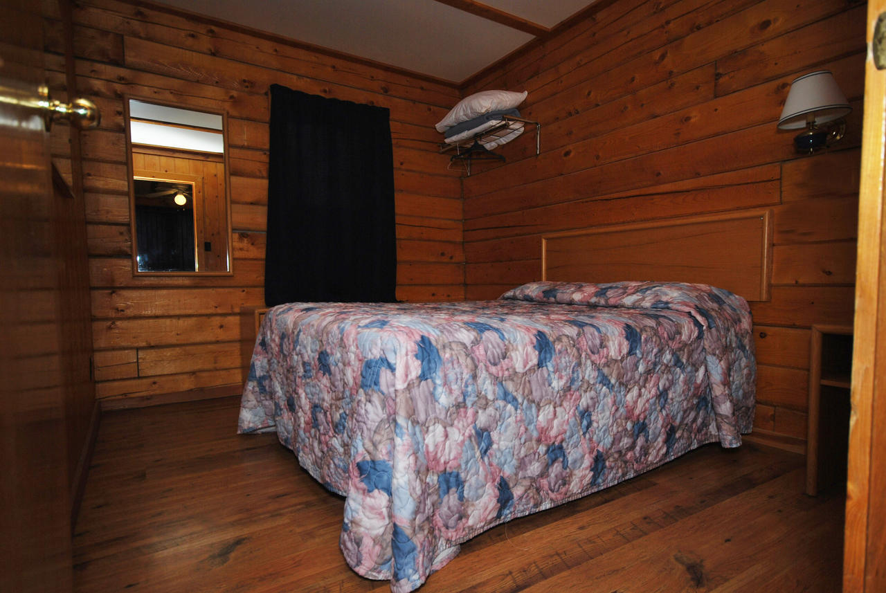 Kenosee Inn & Cabins Kenosee Park Room photo